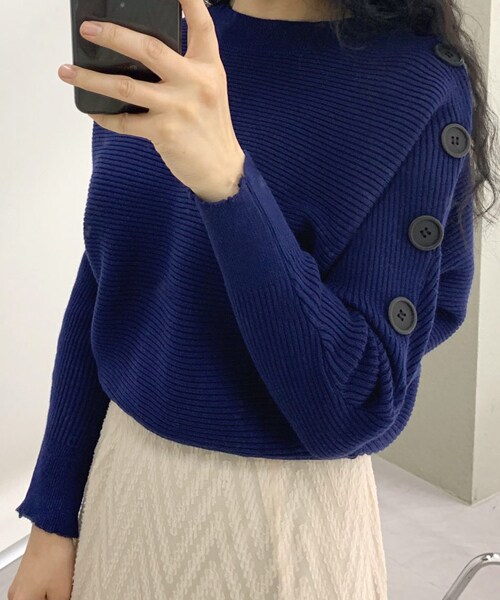 DHOLIC(ディーホリック)の「サイドスリーブボタンリブニット(ニット/セーター・レディース・ベージュ/ブルー/ブラウン・FREE)」の3枚目の写真