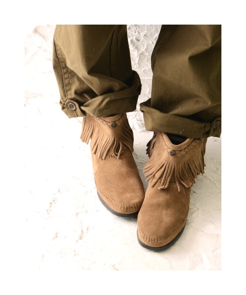 Minnetonka（ミネトンカ）の「【MINNETONKA/ミネトンカ】スタッズデザインジップアップフリンジスエードショートブーツ●メール便不可●（ブーツ・レディース・トープ/ブラック/ブラウン/ダスティブラウン・8(L)/9(LL)/6(S)/7(M)）」の4枚目の写真