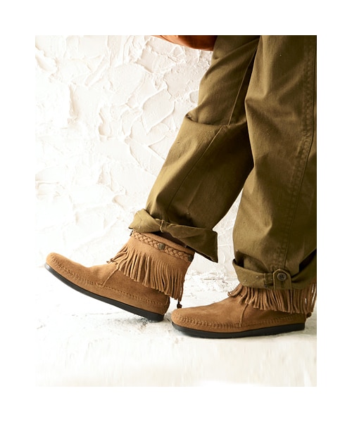 Minnetonka（ミネトンカ）の「【MINNETONKA/ミネトンカ】スタッズデザインジップアップフリンジスエードショートブーツ●メール便不可●（ブーツ・レディース・トープ/ブラック/ブラウン/ダスティブラウン・8(L)/9(LL)/6(S)/7(M)）」の3枚目の写真