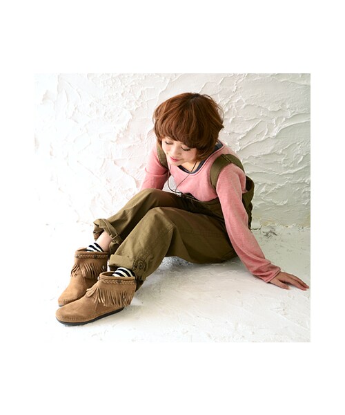 Minnetonka（ミネトンカ）の「【MINNETONKA/ミネトンカ】スタッズデザインジップアップフリンジスエードショートブーツ●メール便不可●（ブーツ・レディース・トープ/ブラック/ブラウン/ダスティブラウン・8(L)/9(LL)/6(S)/7(M)）」の5枚目の写真