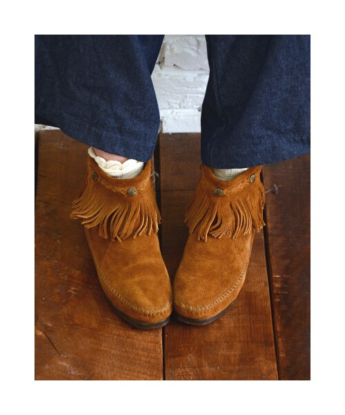 Minnetonka（ミネトンカ）の「【MINNETONKA/ミネトンカ】スタッズデザインジップアップフリンジスエードショートブーツ●メール便不可●（ブーツ・レディース・トープ/ブラック/ブラウン/ダスティブラウン・8(L)/9(LL)/6(S)/7(M)）」の2枚目の写真