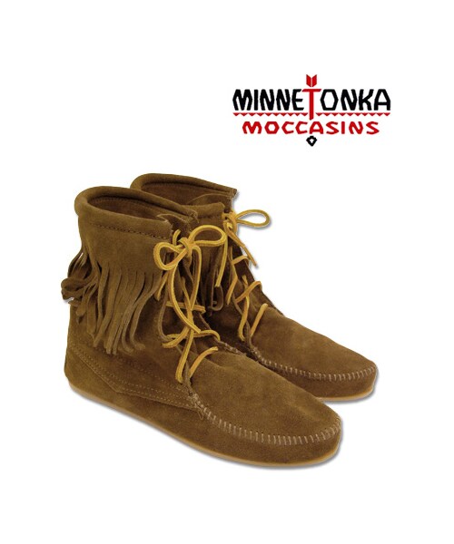 Minnetonka(ミネトンカ)の「【MINNETONKA/ミネトンカ】レースアップフリンジスエードブーツ●メール便不可●(ブーツ・レディース・ベージュ/ブラック/ブラウン/ダスティブラウン・8(L)/9(LL)/6(S)/7(M))」の1枚目の写真