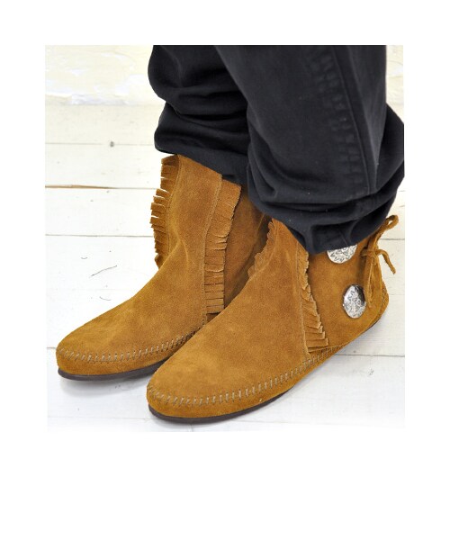 Minnetonka（ミネトンカ）の「【MINNETONKA/ミネトンカ】ダブルボタンスエードショートブーツ●メール便不可●（ブーツ・レディース・ブラック/ブラウン・8(L)/9(LL)/6(S)/7(M)）」の3枚目の写真