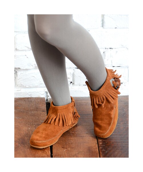 Minnetonka（ミネトンカ）の「【MINNETONKA】コンチョフェザースエードフリンジショートブーツ●メール便不可●（ブーツ・レディース・トープ/ブラック/ブラウン・8(L)/9(LL)/6(S)/7(M)）」の3枚目の写真
