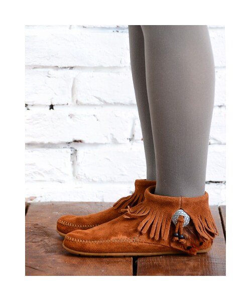Minnetonka（ミネトンカ）の「【MINNETONKA】コンチョフェザースエードフリンジショートブーツ●メール便不可●（ブーツ・レディース・トープ/ブラック/ブラウン・8(L)/9(LL)/6(S)/7(M)）」の2枚目の写真