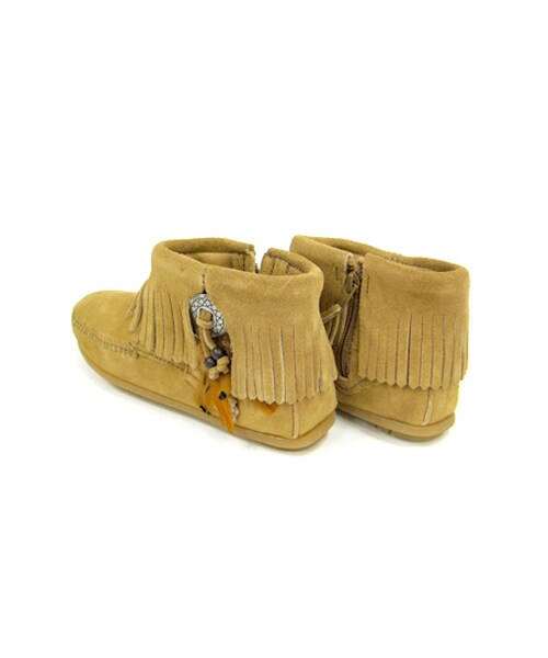 Minnetonka（ミネトンカ）の「【MINNETONKA】コンチョフェザースエードフリンジショートブーツ●メール便不可●（ブーツ・レディース・トープ/ブラック/ブラウン・8(L)/9(LL)/6(S)/7(M)）」の11枚目の写真