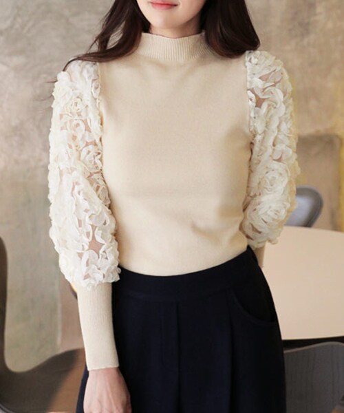 DHOLIC（ディーホリック）の「フローラルレーススリーブニット（ニット/セーター・レディース・ブラック/ベージュ・FREE）」の2枚目の写真