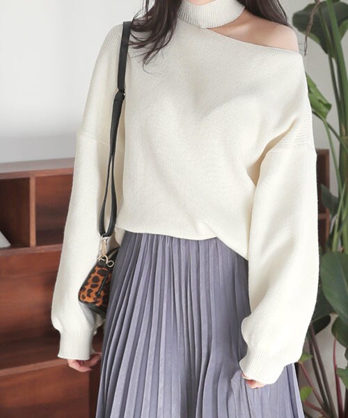 DHOLIC（ディーホリック）の「カットアウトハイネックニット（ニット/セーター・レディース・グレー/ホワイト/ブラック/ベージュ・FREE）」の2枚目の写真