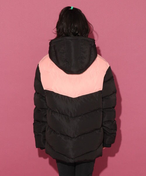 repipi armario（レピピ アルマリオ）の「シェブロンキリカエAダウン