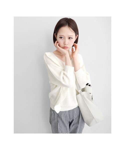 KBF(ケイビーエフ)の「フリル付ニット(トップス・レディース・ネイビー/オフホワイト/ブルー/ライトグレー・one)」の9枚目の写真