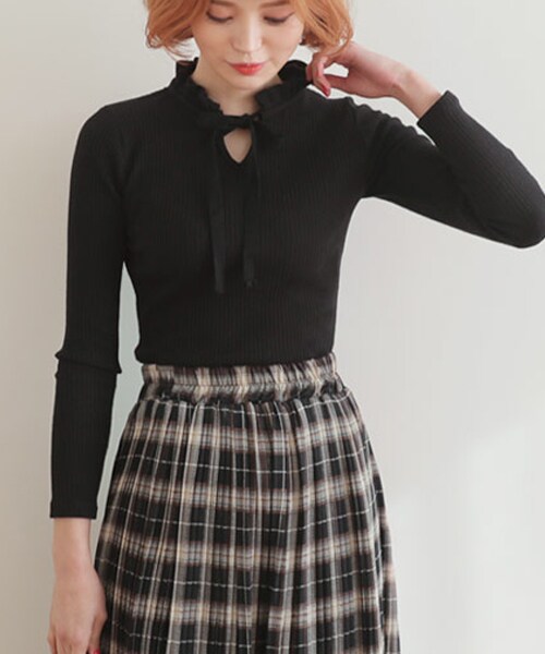 DHOLIC(ディーホリック)の「フリルネックストラップリブTシャツ(Tシャツ/カットソー・レディース・ブラック/ホワイト・FREE)」の1枚目の写真