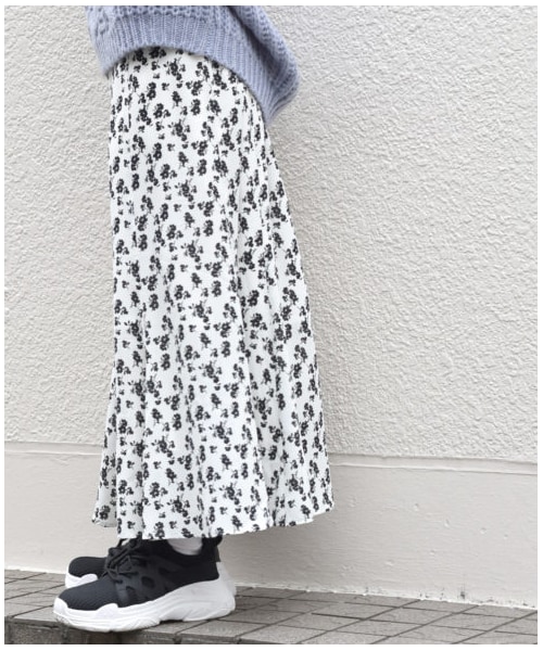 w closet(ダブルクローゼット)の「花柄プリントマーメイドスカート(スカート・レディース・オフホワイト/ベージュ/ブラック・FREE)」の14枚目の写真