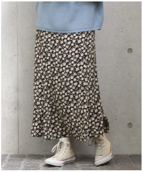 w closet(ダブルクローゼット)の「花柄プリントマーメイドスカート(スカート・レディース・オフホワイト/ベージュ/ブラック・FREE)」の4枚目の写真