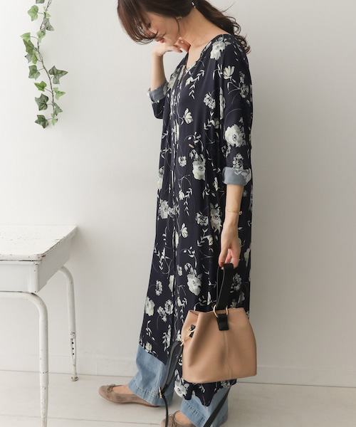 URBAN RESEARCH DOORS(アーバンリサーチドアーズ)の「モノトーンフラワードロストワンピース(ワンピース/ドレス・レディース・IVORY/NAVY・one)」の5枚目の写真