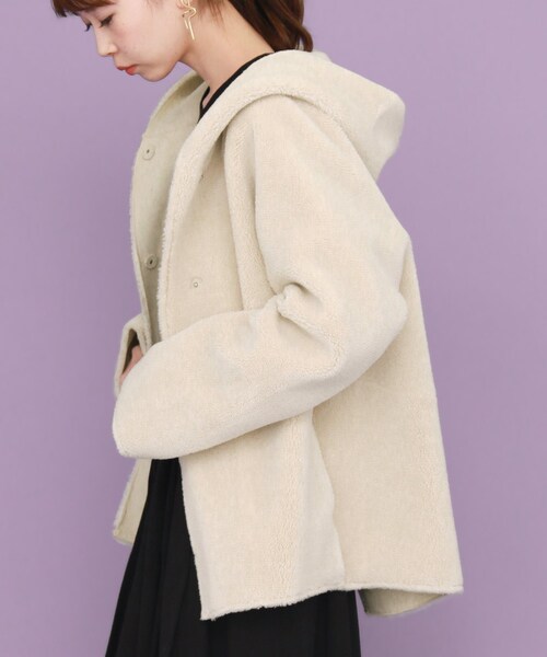 KBF（ケイビーエフ）の「リバーシブルムートンフードジャケット（ジャケット/アウター・レディース・BEIGE/OFF/CHARCOAL・one）」の4枚目の写真