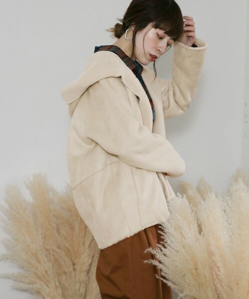 KBF（ケイビーエフ）の「リバーシブルムートンフードジャケット（ジャケット/アウター・レディース・BEIGE/OFF/CHARCOAL・one）」の2枚目の写真