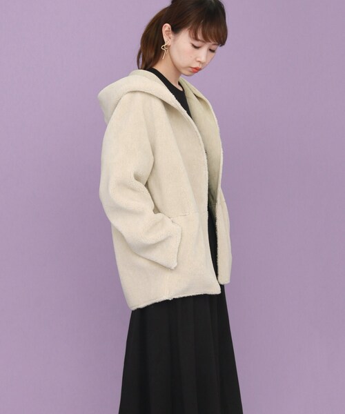 KBF（ケイビーエフ）の「リバーシブルムートンフードジャケット（ジャケット/アウター・レディース・BEIGE/OFF/CHARCOAL・one）」の6枚目の写真