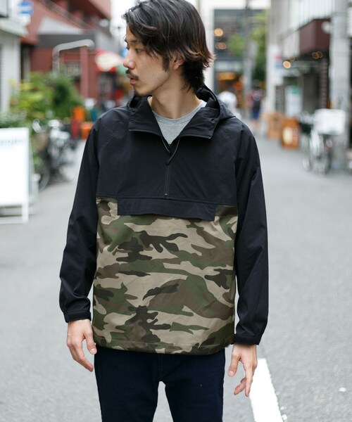 URBAN RESEARCH Sonny Label（アーバンリサーチサニーレーベル）の「マルチファンクションパッカブルアノラックパーカー（トップス・メンズ・ブラック/ブルー×グリーン/ブラック×カモ/キャメル×ネイビー・M/L）」の4枚目の写真
