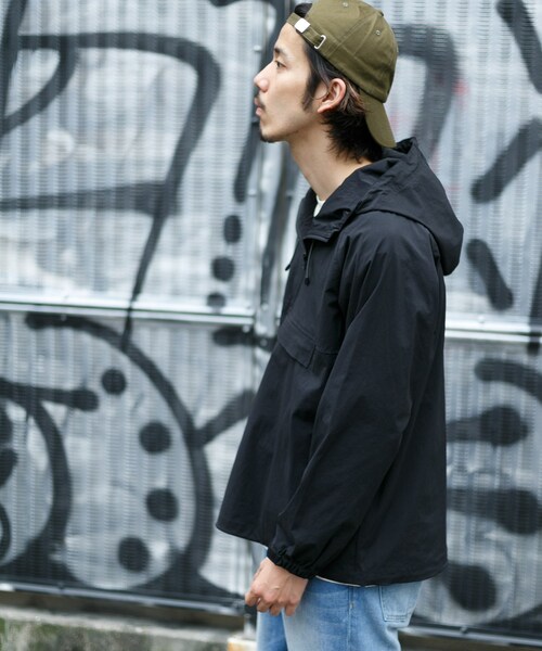 URBAN RESEARCH Sonny Label（アーバンリサーチサニーレーベル）の「マルチファンクションパッカブルアノラックパーカー（トップス・メンズ・ブラック/ブルー×グリーン/ブラック×カモ/キャメル×ネイビー・M/L）」の2枚目の写真