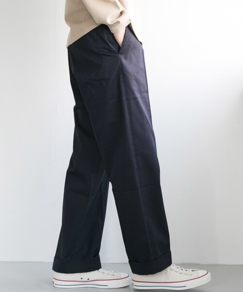 URBAN RESEARCH（アーバンリサーチ）の「コットンサテンワイドトラウザー（パンツ・メンズ・L.BEIGE/NAVY/L.KHAKI/KHAKI/CHINO.BEG/BROWN/CHARCOAL/GRAY/BLUE GRAY/BLACK・M/L）」の2枚目の写真