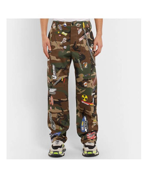 VETEMENTS(ヴェトモン)の「Vetements Chain-Embellished Appliquéd Camouflage-Print Cotton-Twill Trousers(その他パンツ・メンズ・Green・L/S/M)」の4枚目の写真