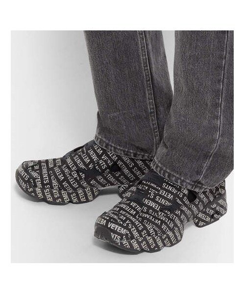 VETEMENTS(ヴェトモン)の「Vetements + Reebok Instapump Logo-Print Sneakers(スニーカー・メンズ・Black・Eu40/Eu41/Eu45/Eu43/Eu39/Eu42)」の3枚目の写真