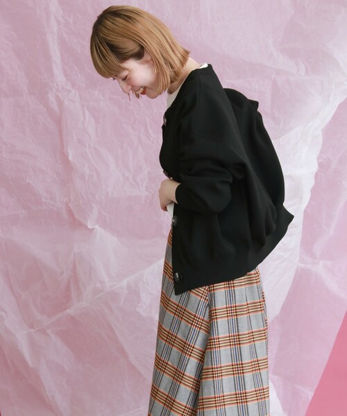KBF(ケイビーエフ)の「BIGボタンクルーネックカーディガン(トップス・レディース・ORANGE/BEIGE/BLACK・one)」の4枚目の写真