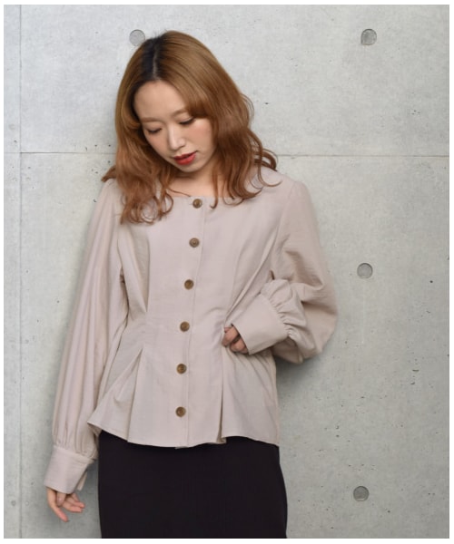 w closet（ダブルクローゼット）の「スパンブロードウエストタックブラウス（トップス・レディース・オフホワイト/ベージュ/ラベンダー/Sグレー・FREE）」の8枚目の写真