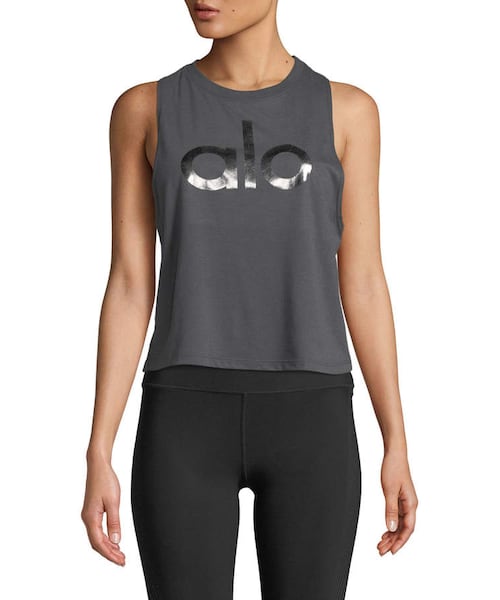 Alo Yoga（アロヨガ）の「Alo Yoga Signature Logo Racerback Cropped Tank（タンクトップ ...