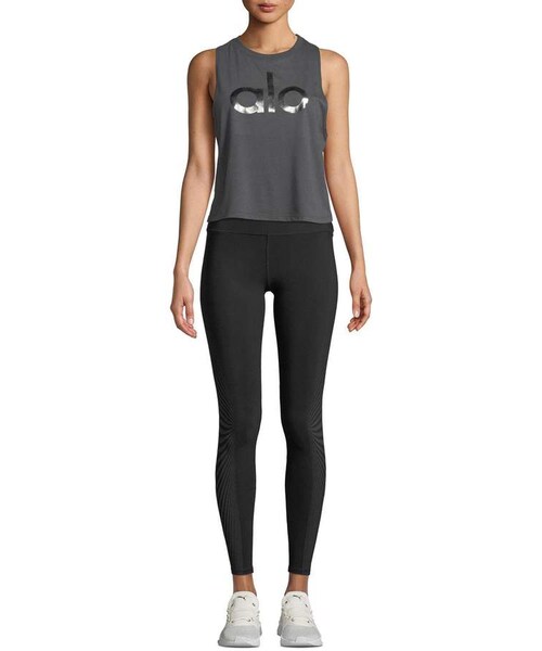 Alo Yoga（アロヨガ）の「Alo Yoga Signature Logo Racerback Cropped Tank（タンクトップ ...