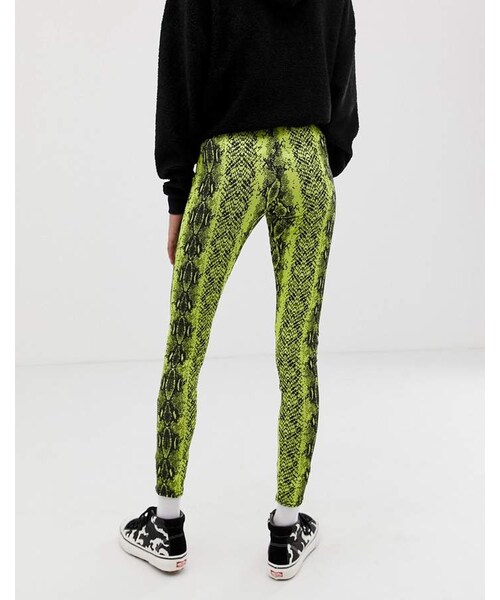 New look（ニュールック）の「New Look leggings in neon snake print（レギンス/スパッツ・レディース・Yellow・Us 14/Us 6/Us 2/Us 4/Us 0/Us 8/Us 10/Us 12）」の2枚目の写真