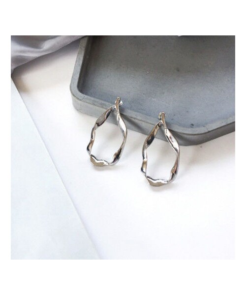 copine（コピン）の「再入荷!変形リングピアス【クリックポスト対象商品】（ピアス（両耳用）・レディース・その他）」の2枚目の写真