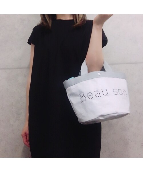 PONSEN（ポンセン）の「丸底バッグ（ハンドバッグ・レディース・ホワイト/ブラック・W34(22)×H20×D22cm）」の3枚目の写真