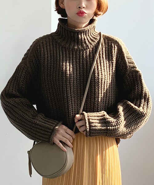 DHOLIC（ディーホリック）の「ロールヘムハイネックルーズニット（ニット/セーター・レディース・ピンク/ブラウン/イエロー/ホワイト/ブラック・FREE）」の4枚目の写真