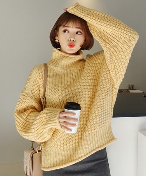 DHOLIC（ディーホリック）の「ロールヘムハイネックルーズニット（ニット/セーター・レディース・ピンク/ブラウン/イエロー/ホワイト/ブラック・FREE）」の5枚目の写真