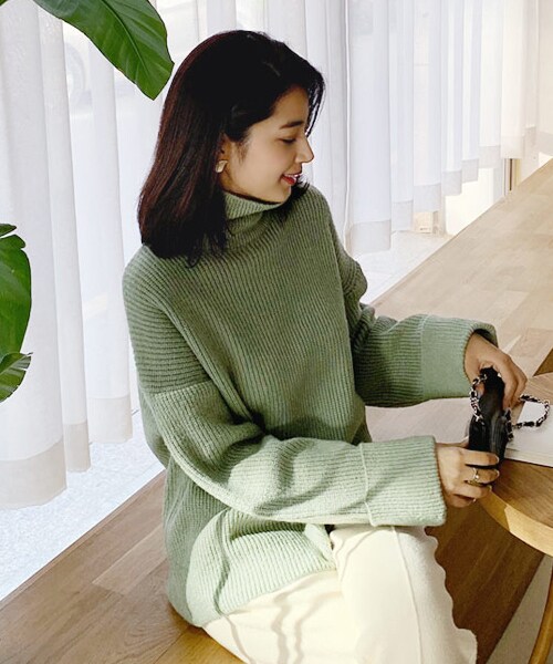 DHOLIC(ディーホリック)の「タートルネックロールアップスリーブニット(ニット/セーター・レディース・ホワイト/グリーン/イエロー・FREE)」の2枚目の写真