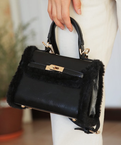 DHOLIC(ディーホリック)の「2WAYフェイクムートンミニバッグ(ショルダーバッグ・レディース・ブラウン/ブラック・FREE)」の2枚目の写真