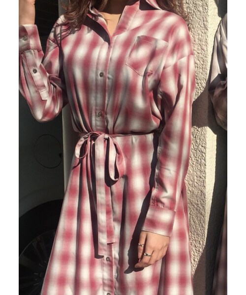 ADIRA(アディラ)の「check shirt long OP(シャツワンピース・レディース・ベージュ/ピンク・free)」の2枚目の写真