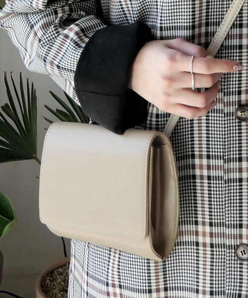 DHOLIC(ディーホリック)の「ミニスクエアショルダーバッグ(ショルダーバッグ・レディース・ブラック/ベージュ/ホワイト/ブラウン・FREE)」の4枚目の写真