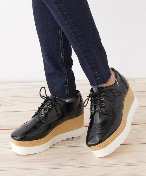 OZOC（オゾック）の「ウイングチップ厚底スニーカー（シューズ・レディース・ブラック(019)/ベージュ(052)/オフホワイト(203)・25(22.5cm)/35(23.5cm)/45(24.5cm)）」の9枚目の写真