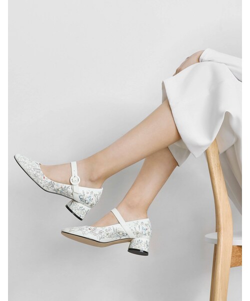CHARLES & KEITH（チャールズ & キース）の「Floral Printed Detail Mary Jane Heels（シューズ・レディース・White・34/35/36/37/38/39/40/41）」の2枚目の写真