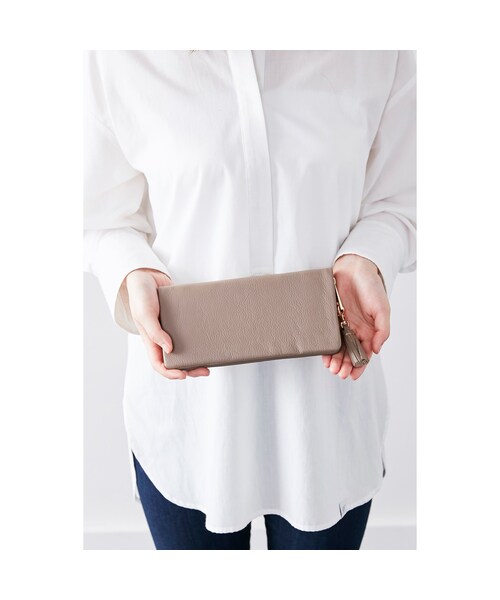 IEDIT（イディット）の「IEDIT[イディット] SELECT やわらかマットレザーで手になじむ 長く使いこみたい本革長財布〈ベージュ〉（バッグ・財布・靴 > 財布・ポーチ > 財布・レディース・ベージュ）」の2枚目の写真