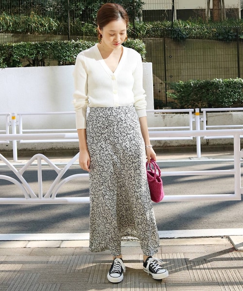 黒の花柄ロングスカート　スローブイエナ SLOBE IENA（スローブイエナ）の「ブラック（）」 - WEAR
