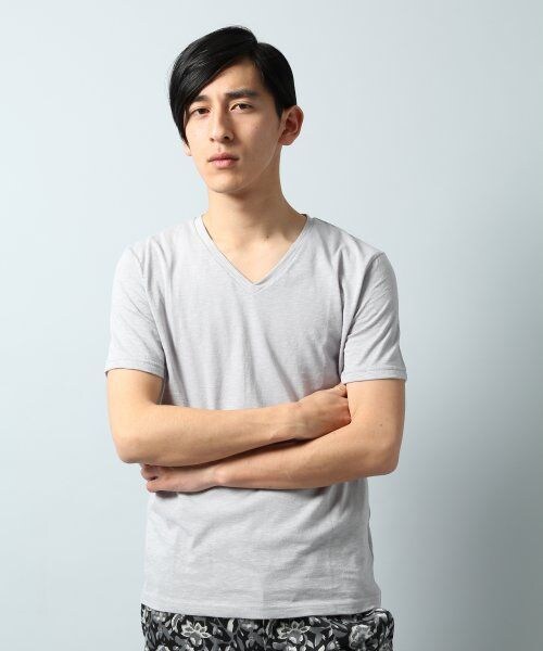 HARE（ハレ）の「スラブＶネックカットソー（トップス・メンズ・グレー/ネイビー/オフホワイト/グリーン/ブルー・Ｌ/Ｍ/Ｓ）」の2枚目の写真