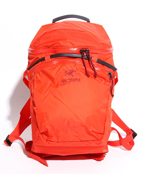 ARC'TERYX（アークテリクス）の「CIERZO 18L BACKPACK（バッグ・メンズ・ブラック/レッド・ONE SIZE）」の3枚目の写真