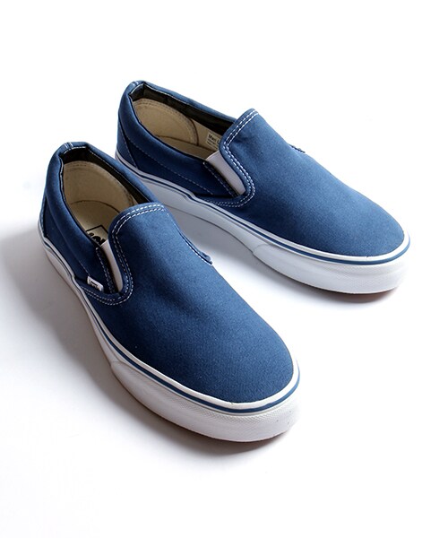 VANS（バンズ）の「CLASSIC SLIP-ON（シューズ・メンズ・ホワイト/オフホワイト/ブラック/ネイビー・8/9/10）」の4枚目の写真