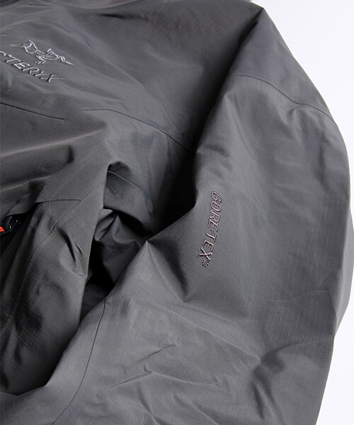 ARC'TERYX(アークテリクス)の「Beta SL Jacket(ジャケット/アウター・メンズ・グレー/ブラック/レッド・S/M)」の8枚目の写真