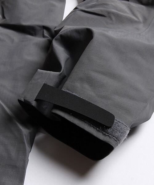 ARC'TERYX(アークテリクス)の「Beta SL Jacket(ジャケット/アウター・メンズ・グレー/ブラック/レッド・S/M)」の9枚目の写真
