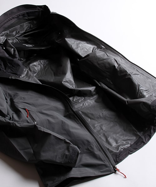 ARC'TERYX(アークテリクス)の「Beta SL Jacket(ジャケット/アウター・メンズ・グレー/ブラック/レッド・S/M)」の12枚目の写真