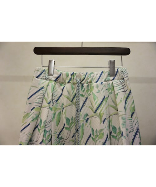 sneeuw（スニュウ）の「sneeuw　ボタニカルプリントドローパンツ（その他パンツ・レディース・その他）」の2枚目の写真